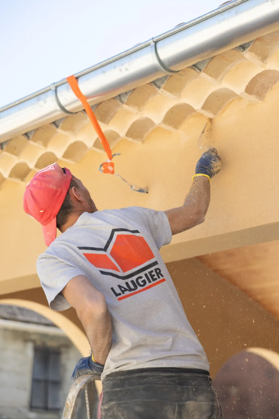 Façadier de l'entreprise Pierre Laugier au travail sur l'enduit d'une façade, Vaucluse
