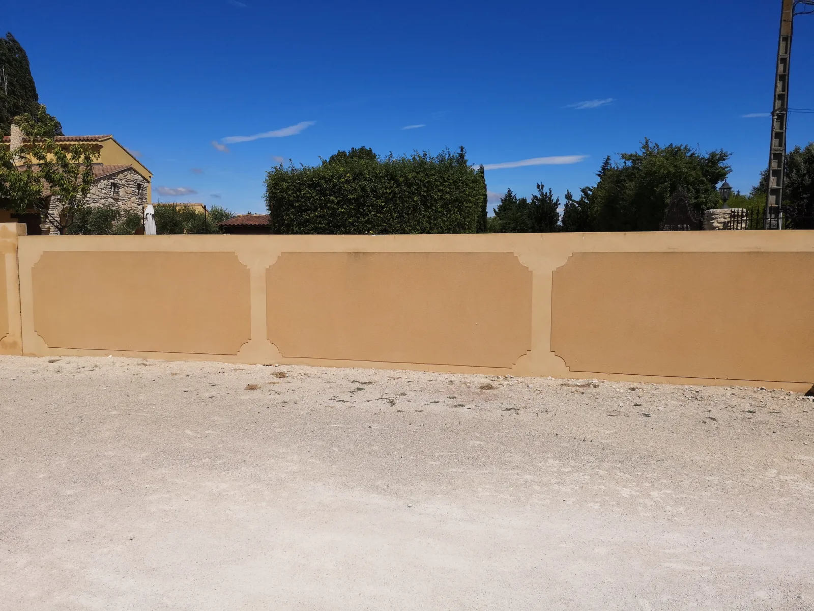 Mur de clôture enduit assorti Cheval-Blanc