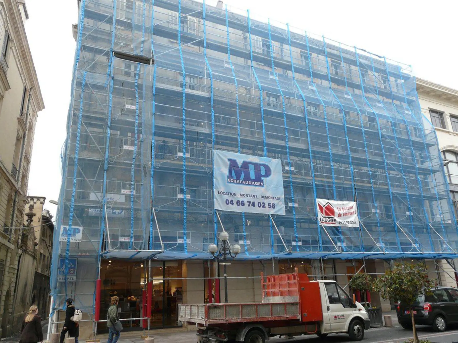 Restauration de façade à Avignon (Monoprix)