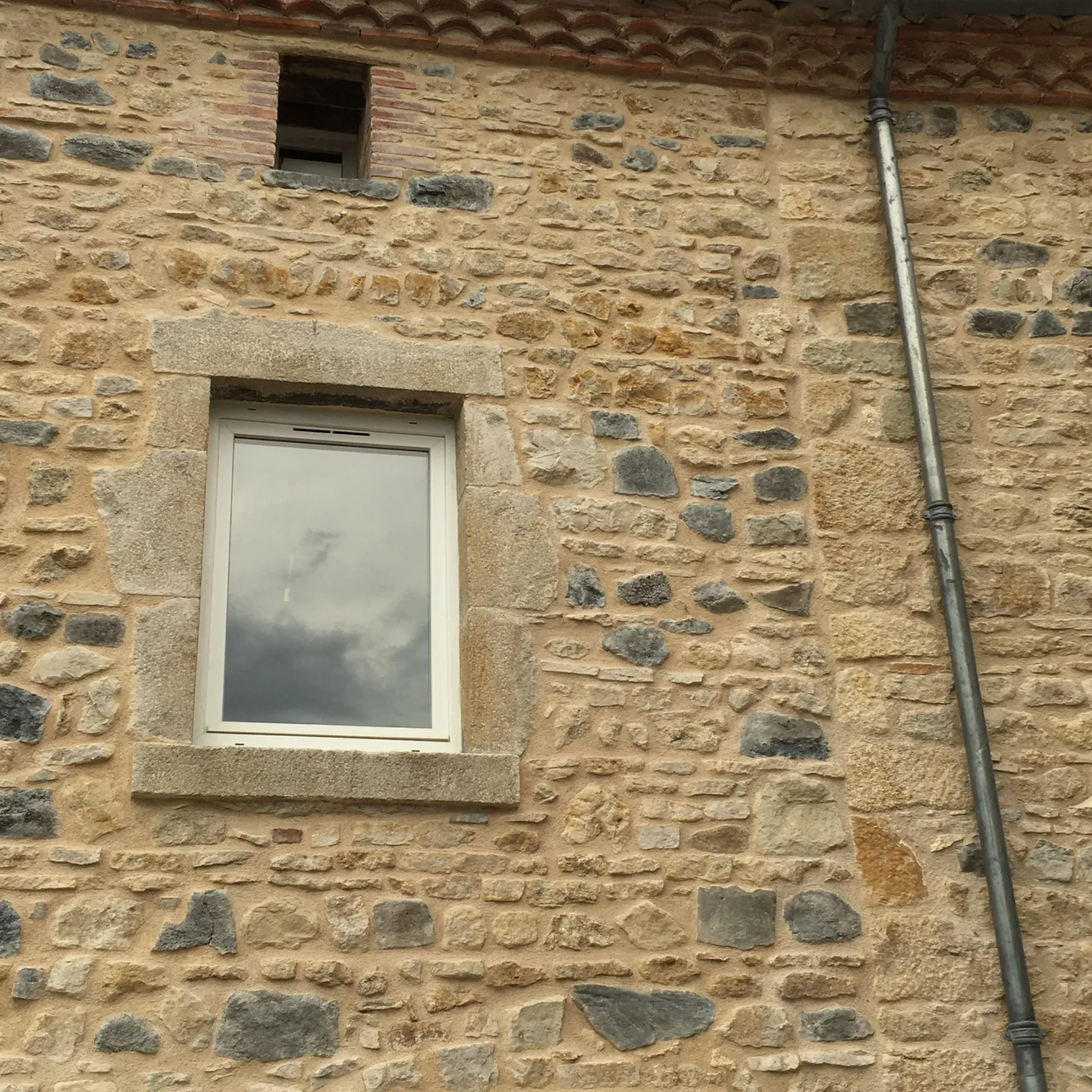 Restauration façade pierre encadrement fenêtre Nyons Drôme