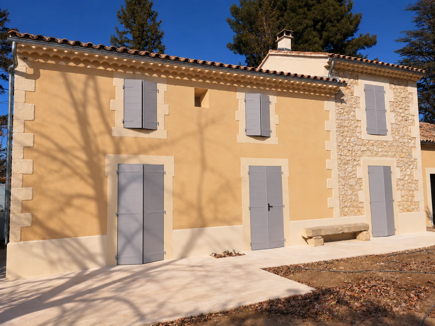 Façade enduit et pierre apparente restaurée Roussillon Luberon