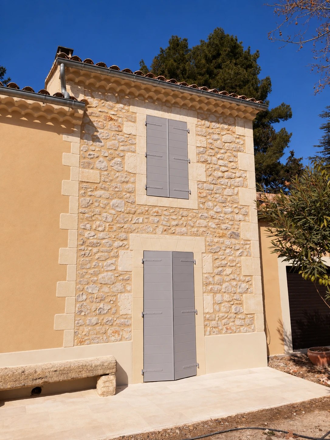 Façade en pierre et volets gris Roussillon Luberon